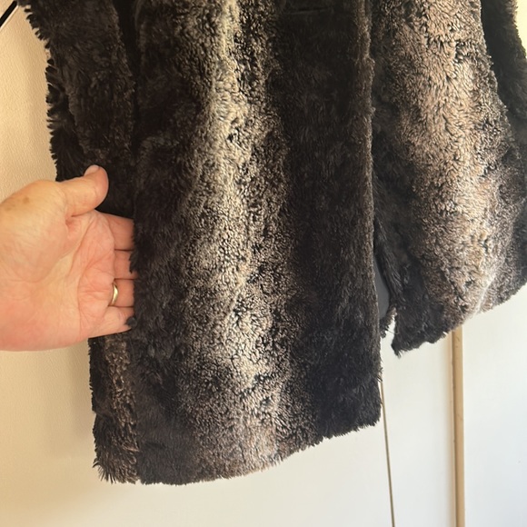 FAUX FUR Vest Cap sleeve & 3 Buttons 🇨🇦 design BLACK/Neutral US M EUC - Picture 11 of 11